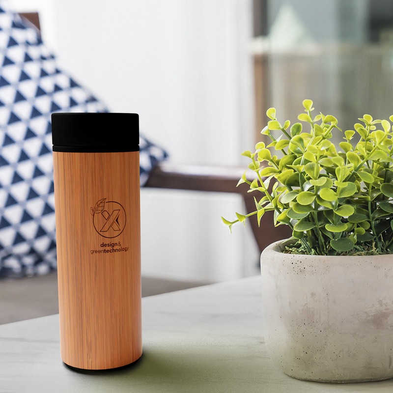 SCX.design D11 500 ml Smart Flasche aus Bambus mit Leuchtlogo